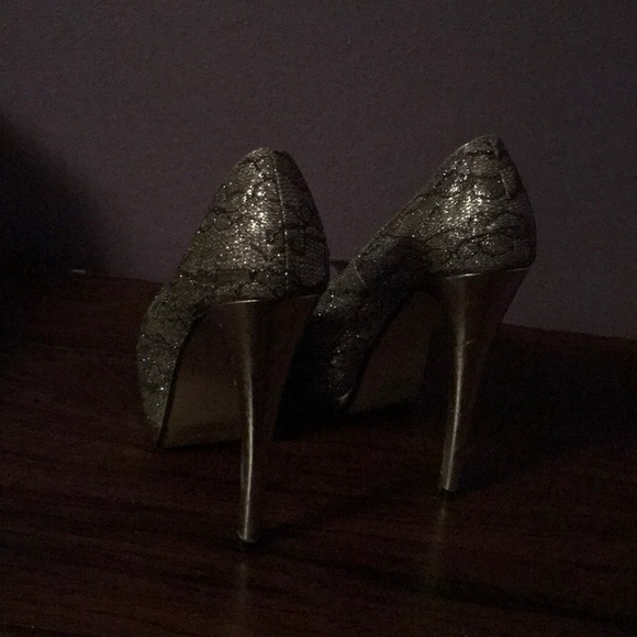 Silver heels - Picture 2 of 3
